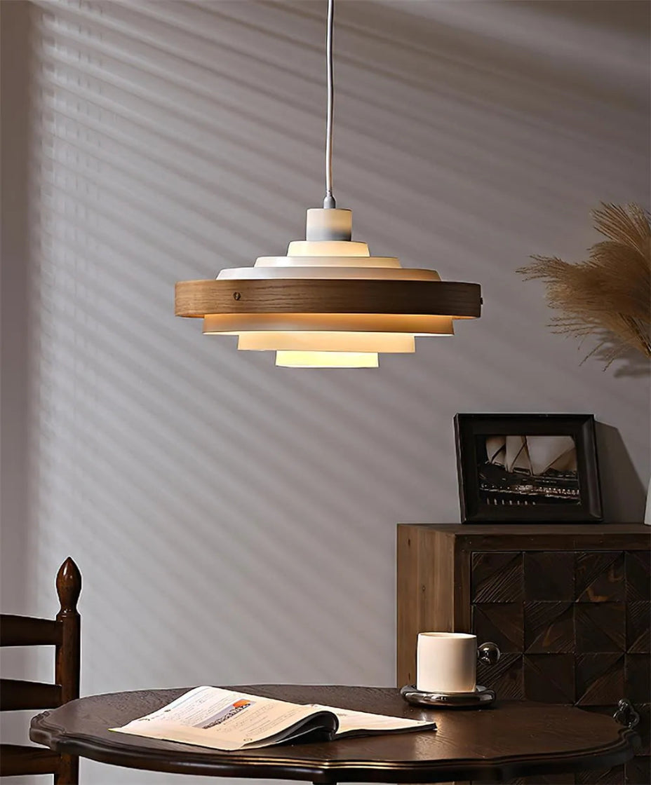 Suspension en verre design pour éclairage ambiant dans un intérieur moderne.
