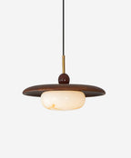 Suspension en verre pour luminaire moderne dans un salon contemporain.
