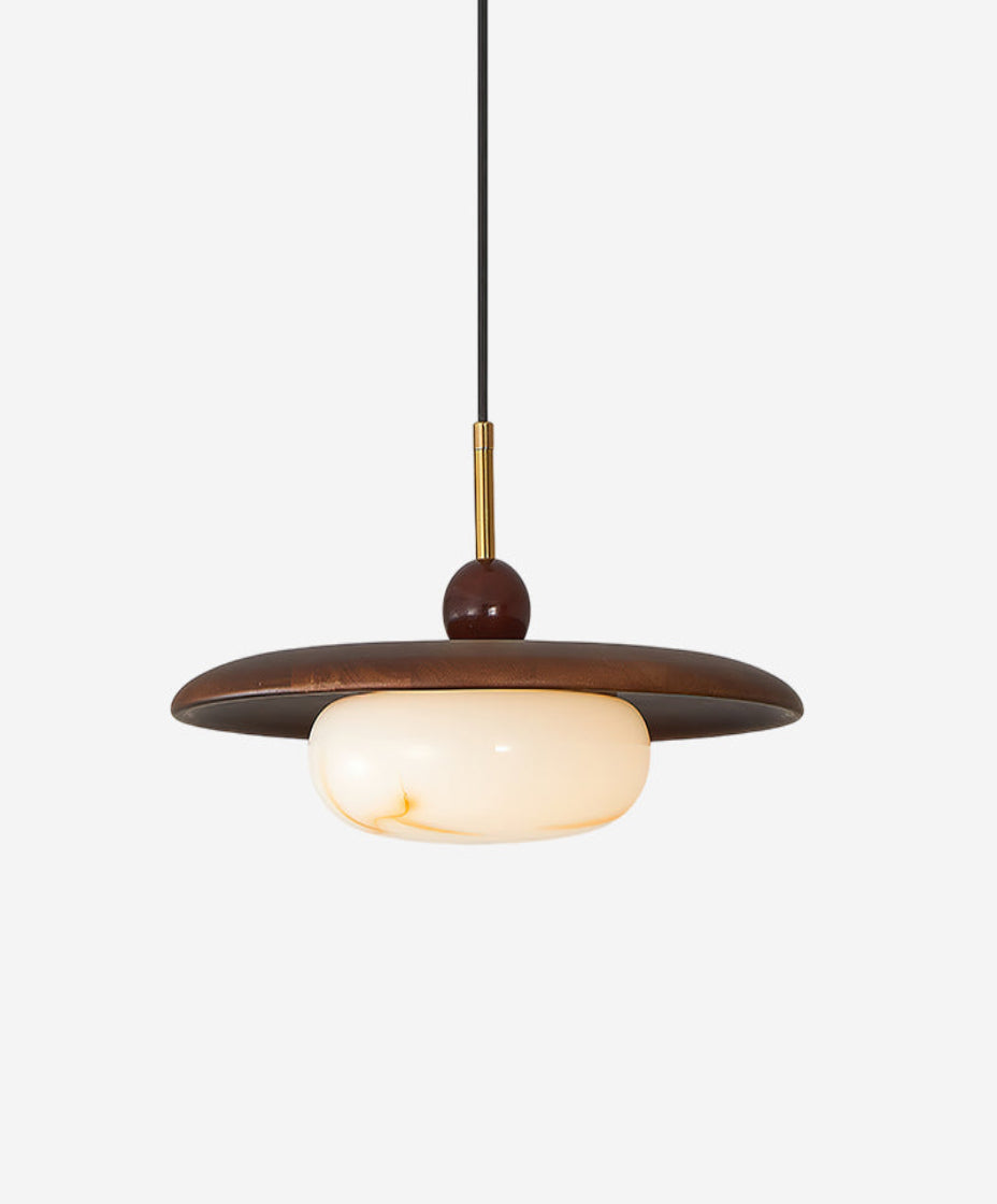 Suspension en verre pour luminaire moderne dans un salon contemporain.