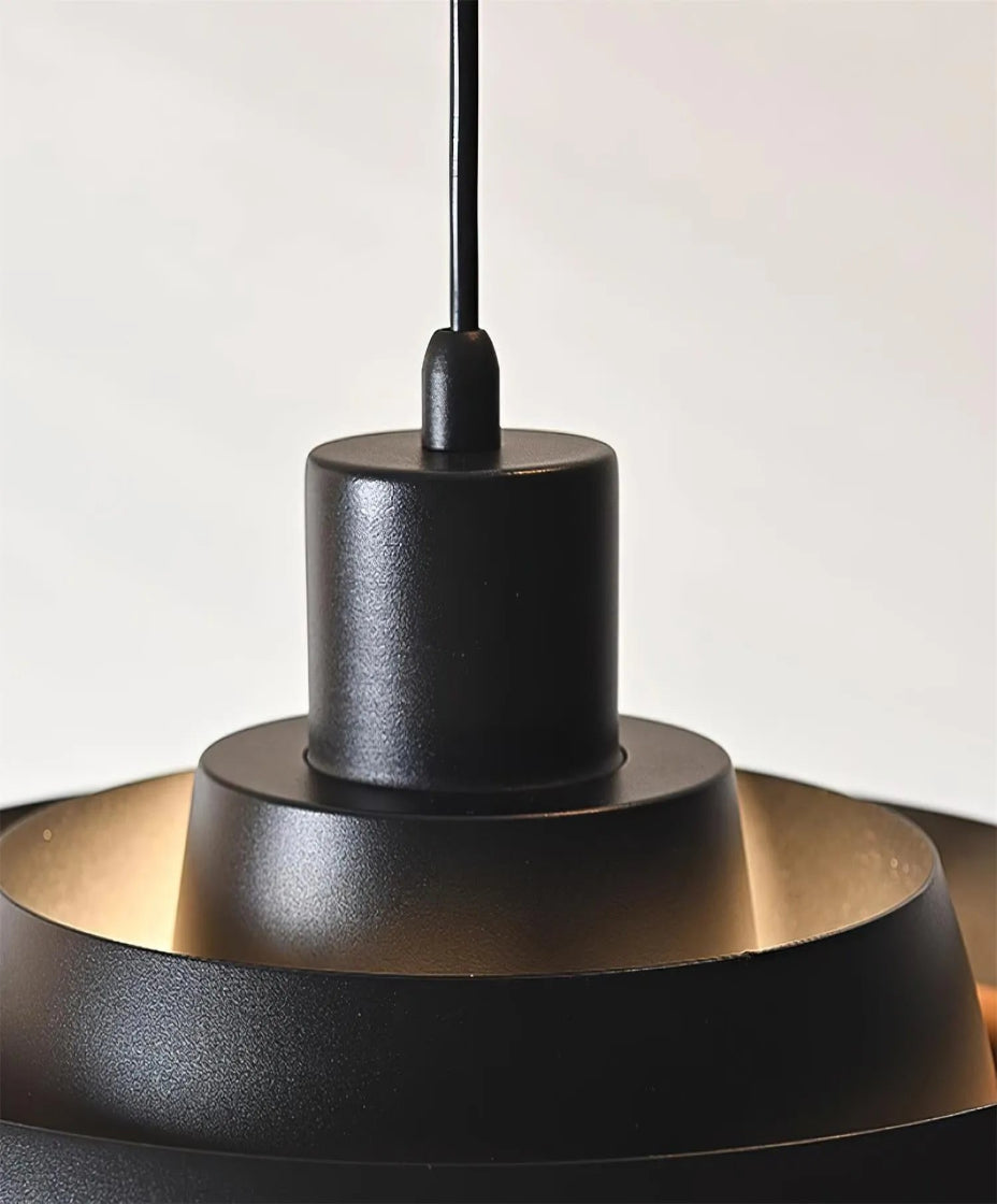 Suspension en verre moderne pour plafond, idéale pour une salle à manger élégante.