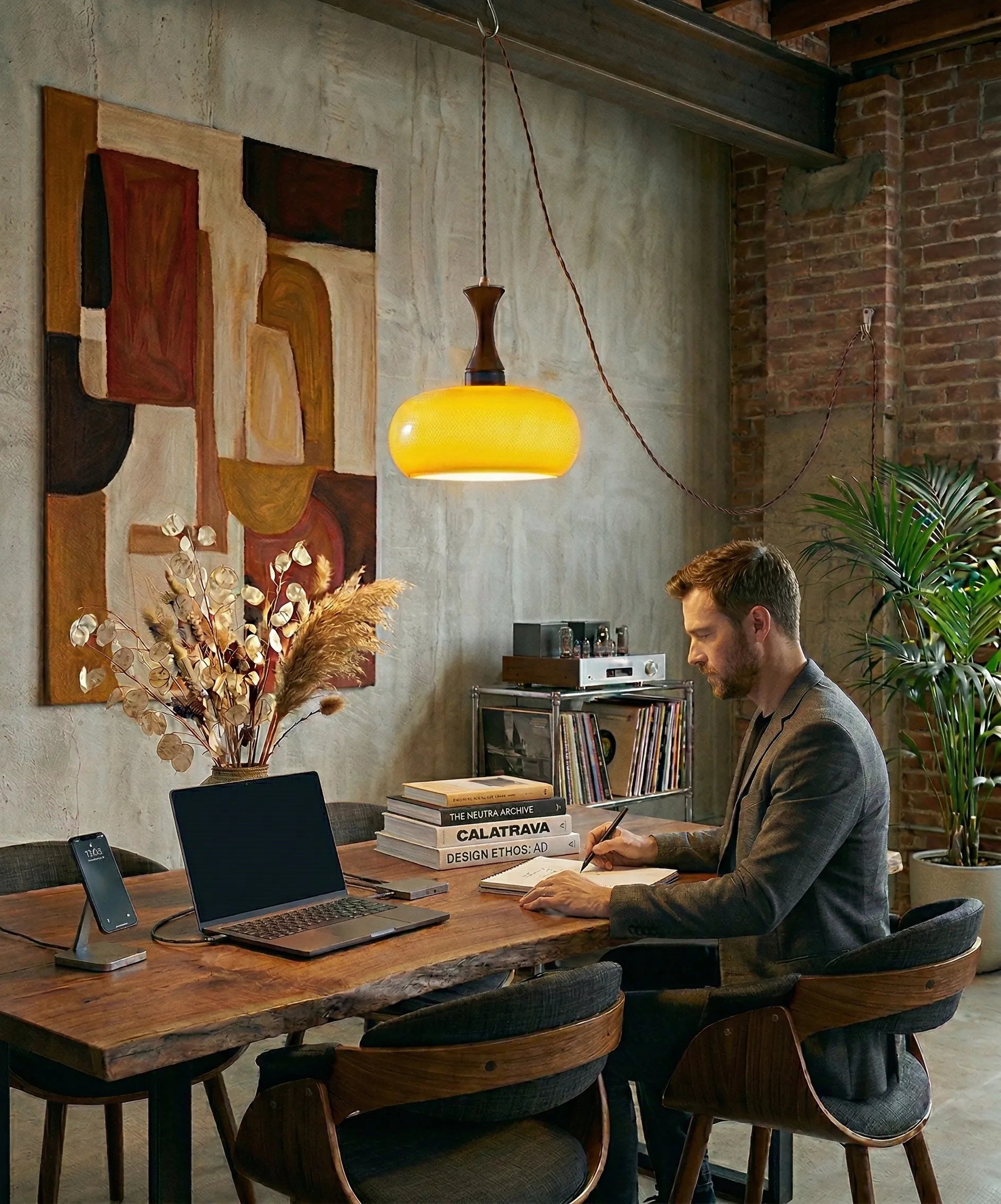 Lustre en verre minimaliste avec éclairage design adapté aux intérieurs modernes et épurés. Klaross