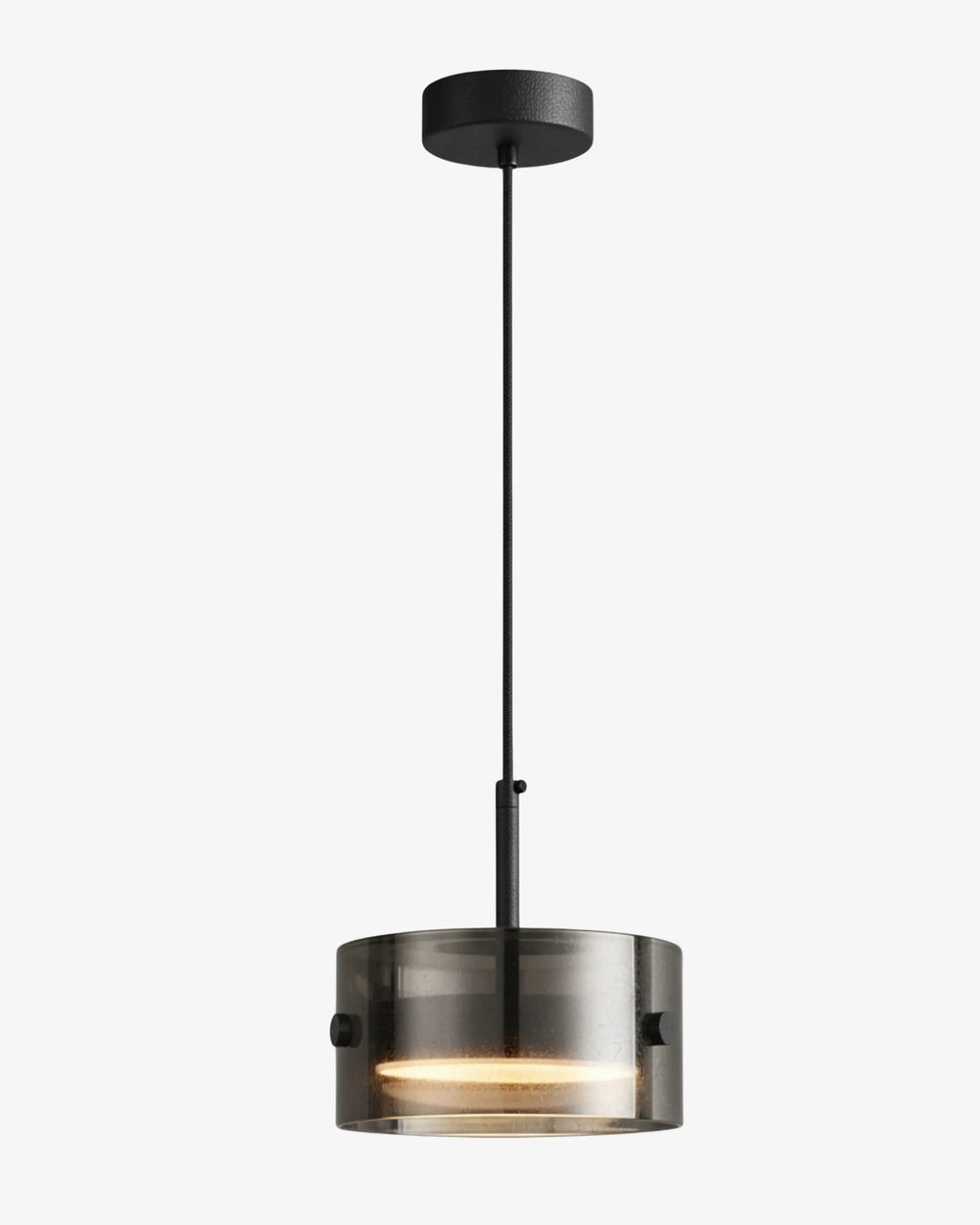 Suspension en verre noir fumé au style loft new-yorkais, idéale pour un salon moderne avec canapé gris et table en verre.