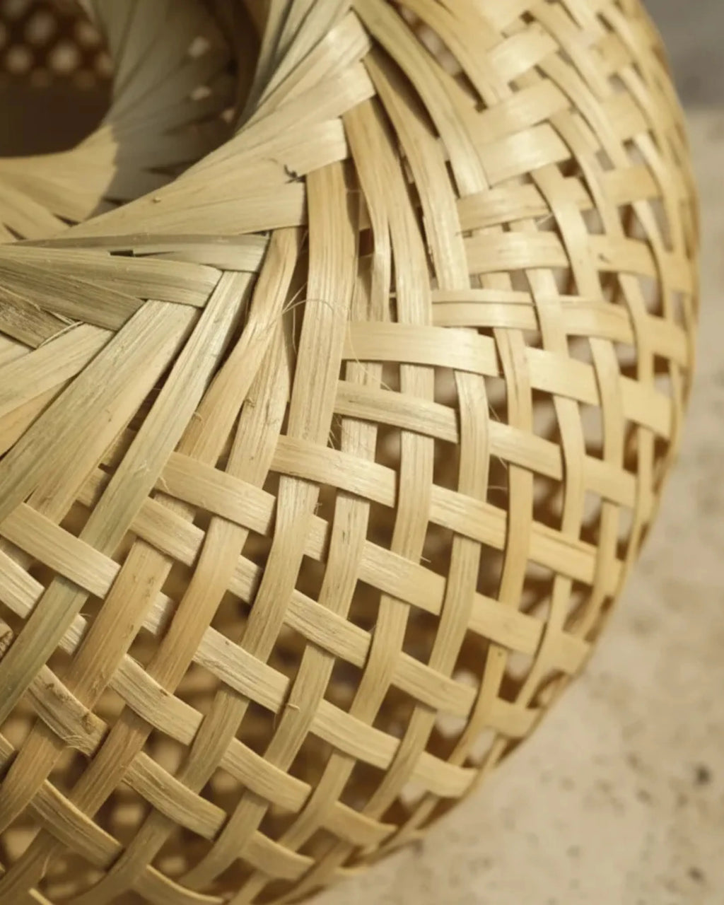 Lustre en rotin et osier en vue rapprochée